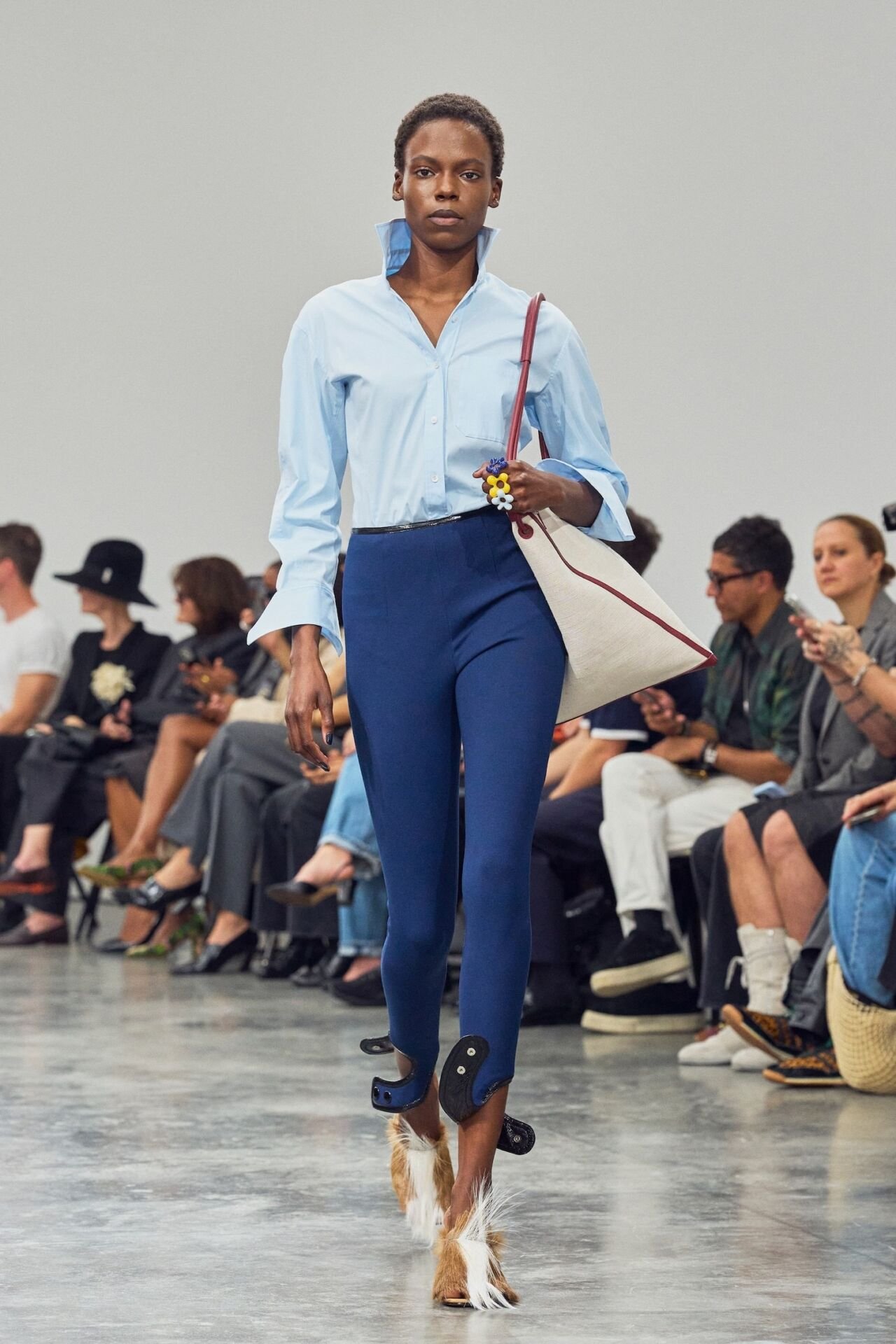 Look de Courrèges Verão 2027, estreia de Drew Henry