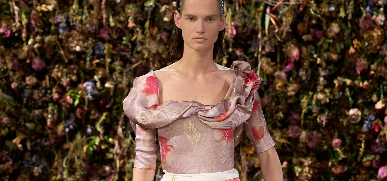 Desfile Maison Margiela Verão 2027 diante da instalação de flores de Mark Colle