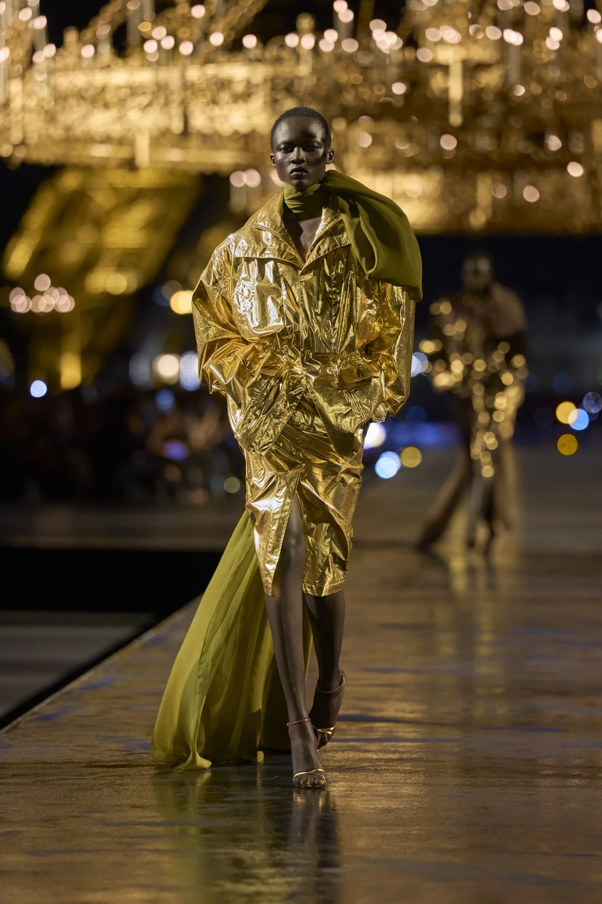 Look de Saint Laurent Verão 2027 com jaqueta e saia em lamê dourado e lenço verde-oliva