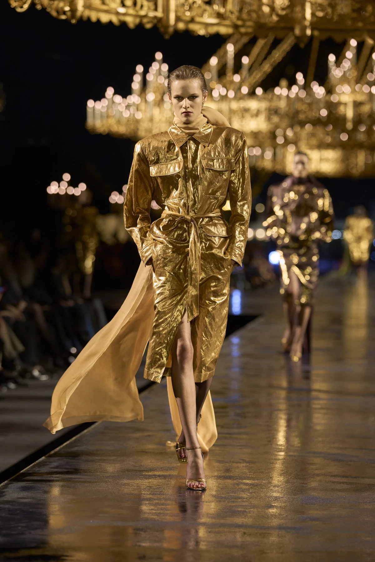 Saharienne dourada com saia de cinto, Saint Laurent Verão 2027
