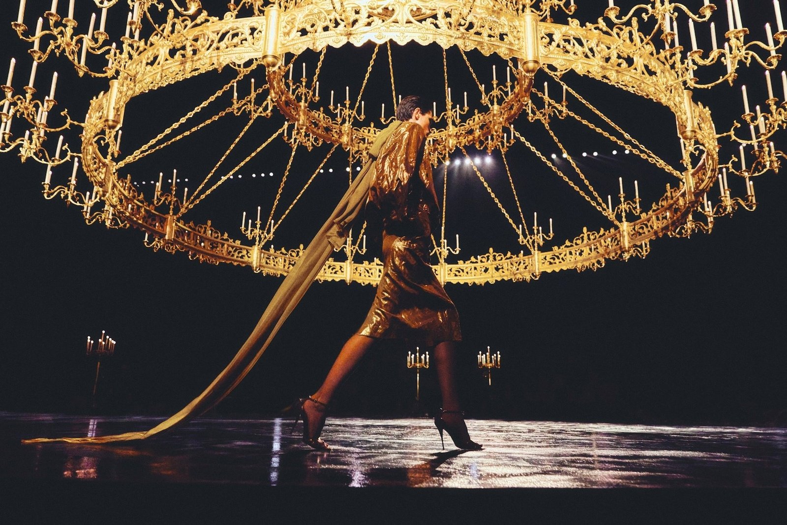 Desfile noturno da Saint Laurent no Trocadéro