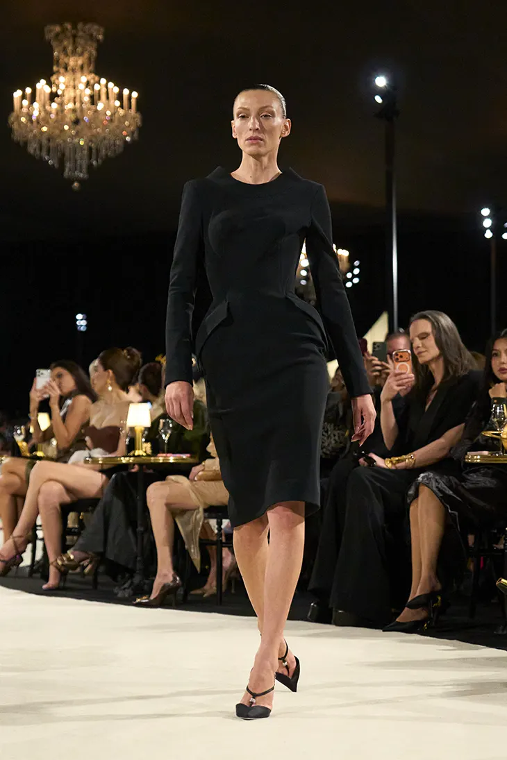 Look de Schiaparelli Verão 2027, coleção Going Clear de Daniel Roseberry