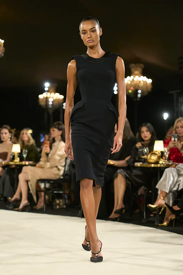 Look de Schiaparelli Verão 2027, coleção Going Clear de Daniel Roseberry
