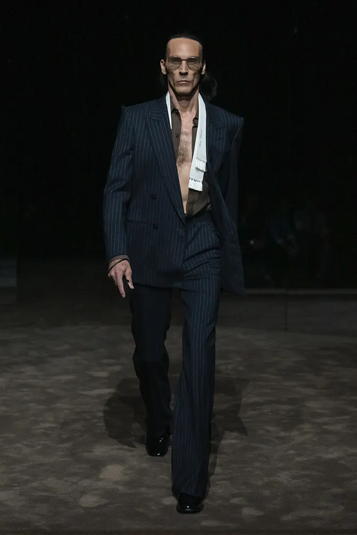 Look de Tom Ford Verão 2027 por Haider Ackermann