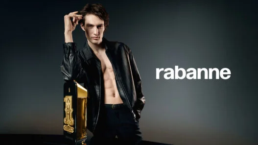 Thatcher Thornton com o frasco lingote preto de 1 Million Black, da Rabanne