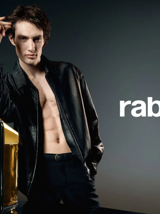 Thatcher Thornton com o frasco lingote preto de 1 Million Black, da Rabanne