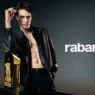 Thatcher Thornton com o frasco lingote preto de 1 Million Black, da Rabanne