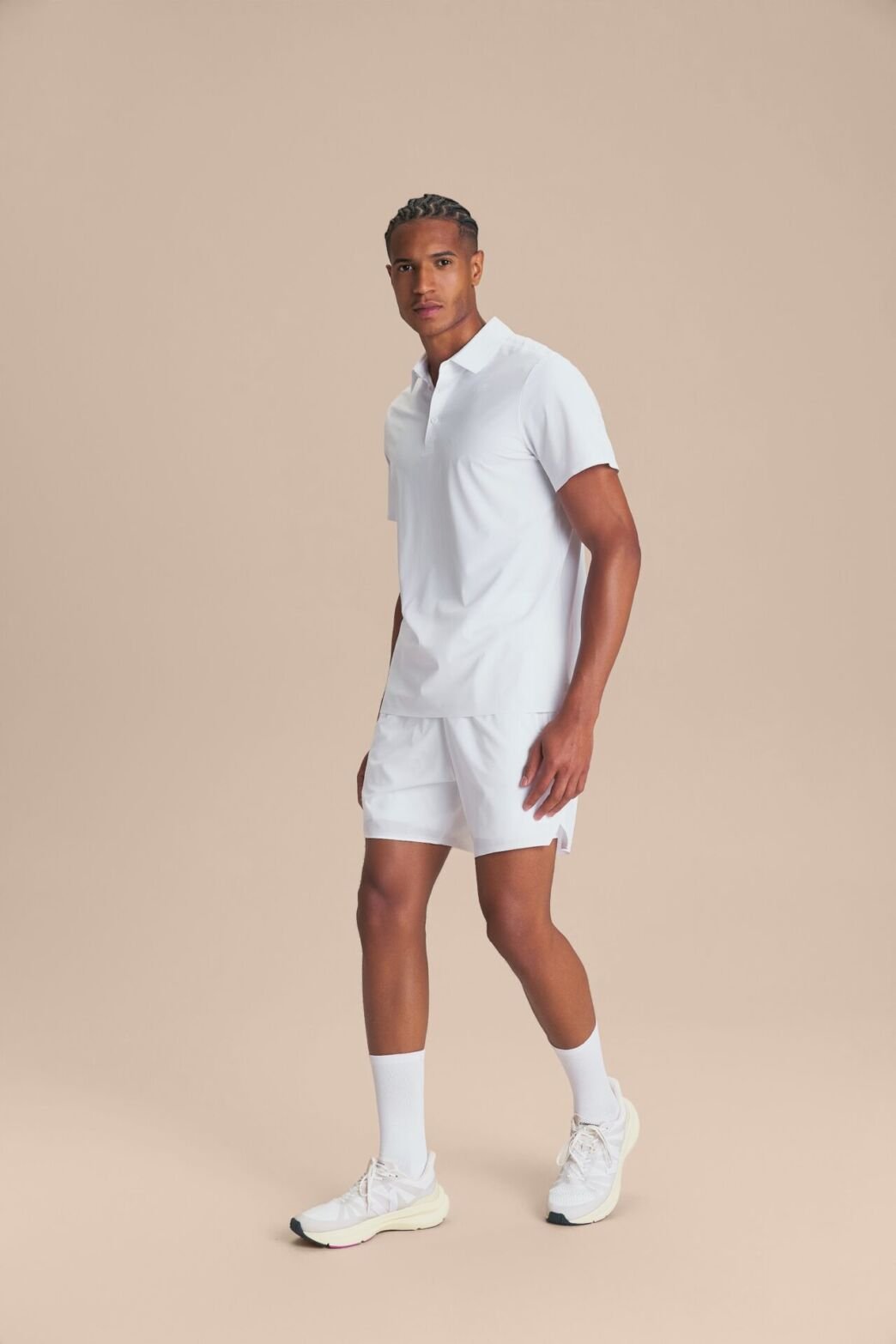 Polo e short brancos da linha Racket Sports da LIVE!