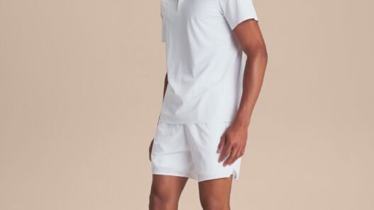 Polo e short brancos da linha Racket Sports da LIVE!