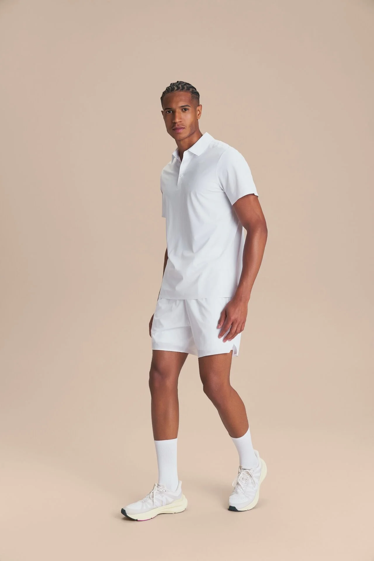 Polo e short brancos da linha Racket Sports da LIVE!