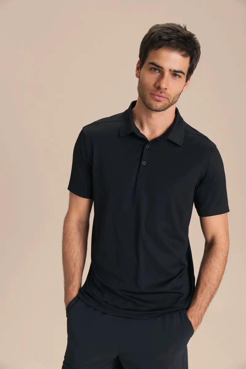Polo preta da linha Racket Sports da LIVE!