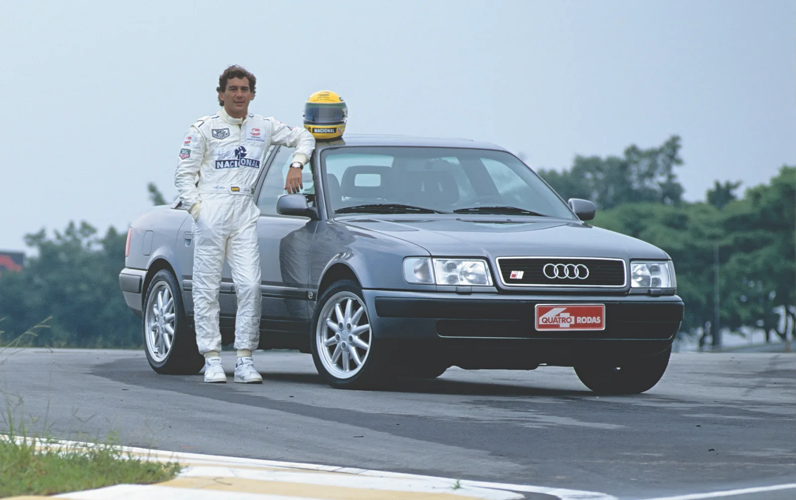 Ayrton Senna ao lado de um Audi no S do Senna, em Interlagos, em 1994