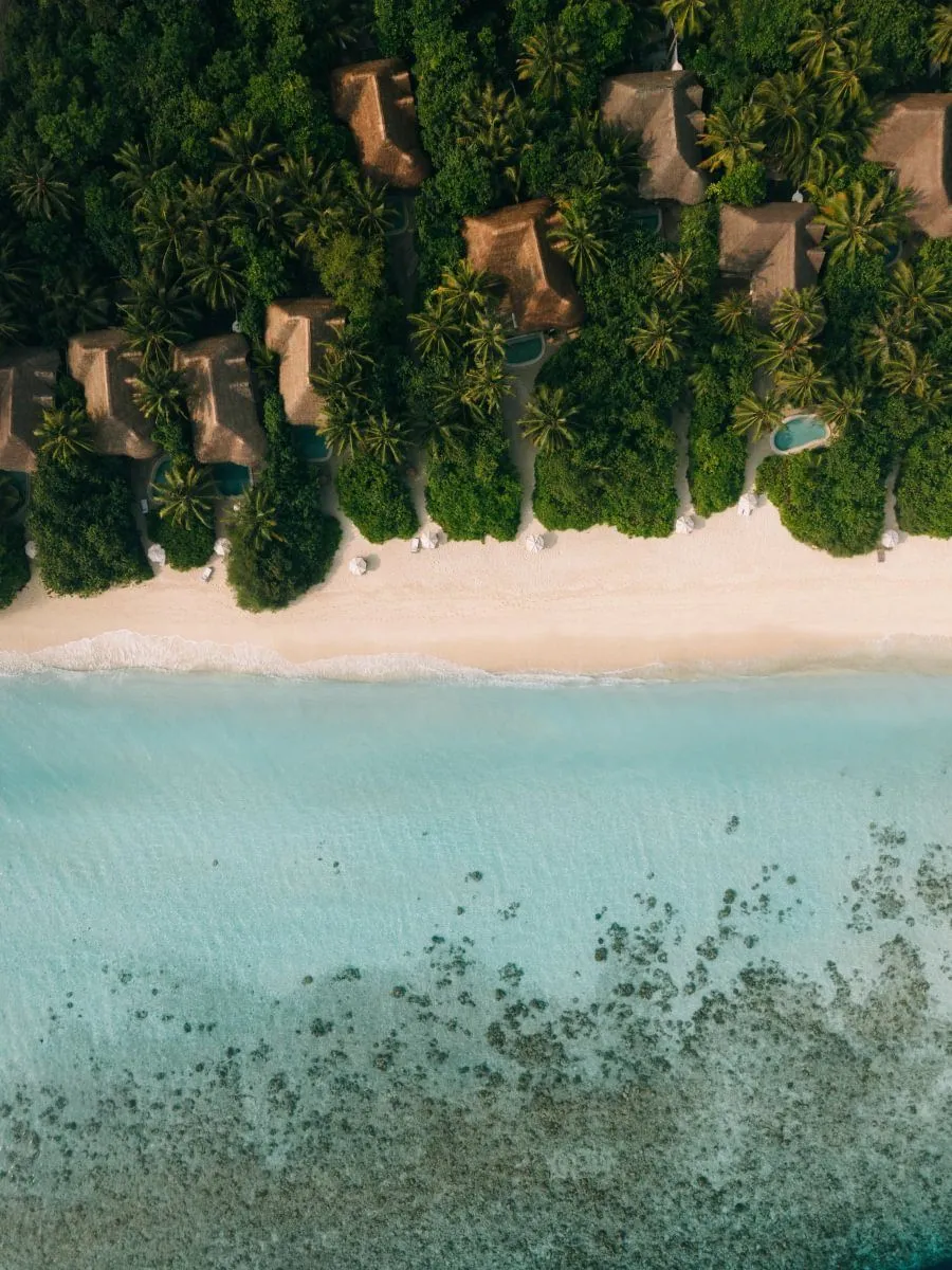 Vista aérea da ilha do Soneva Fushi, no Atol de Baa, Maldivas