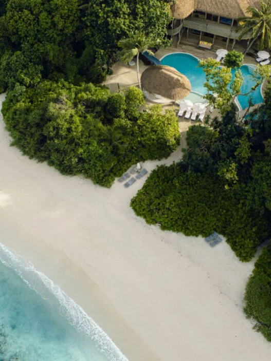 Vista aérea de uma villa de praia no Soneva Fushi, Maldivas