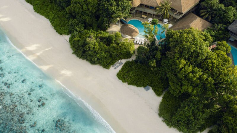 Vista aérea de uma villa de praia no Soneva Fushi, Maldivas