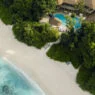 Vista aérea de uma villa de praia no Soneva Fushi, Maldivas
