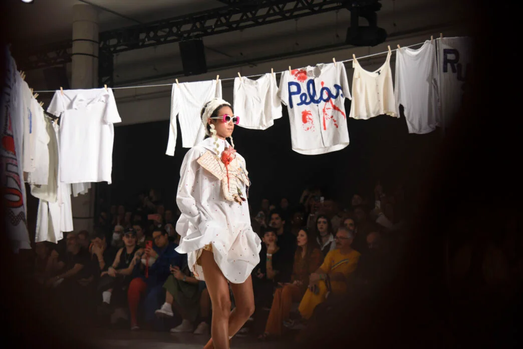Desfile Cartas de Algodão, de Ronaldo Fraga para Sou de Algodão, com varais de camisetas na SPFW N61