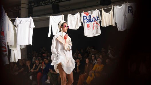 Desfile Cartas de Algodão, de Ronaldo Fraga para Sou de Algodão, com varais de camisetas na SPFW N61