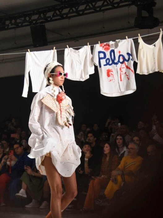Desfile Cartas de Algodão, de Ronaldo Fraga para Sou de Algodão, com varais de camisetas na SPFW N61