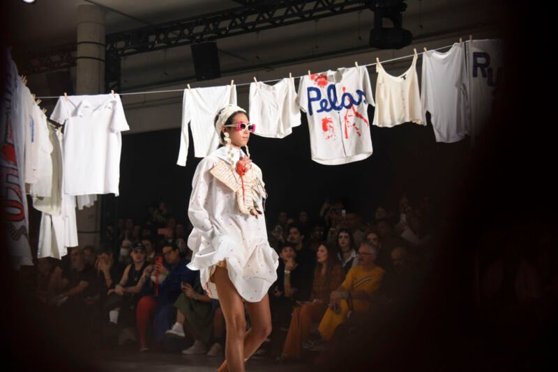 Desfile Cartas de Algodão, de Ronaldo Fraga para Sou de Algodão, com varais de camisetas na SPFW N61