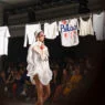 Desfile Cartas de Algodão, de Ronaldo Fraga para Sou de Algodão, com varais de camisetas na SPFW N61