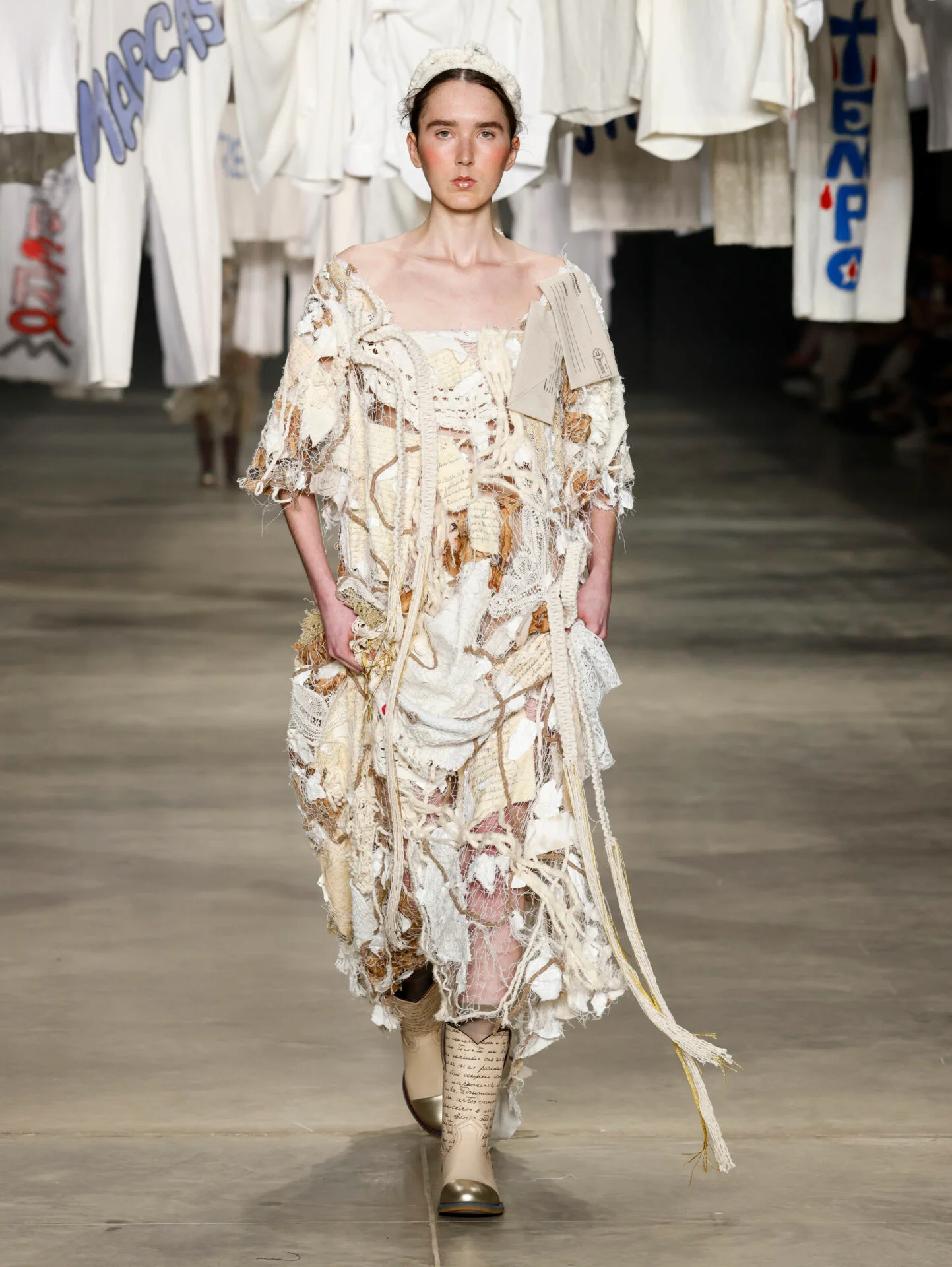 Vestido em patchwork de retalhos de algodão, renda e crochê, Cartas de Algodão, SPFW N61