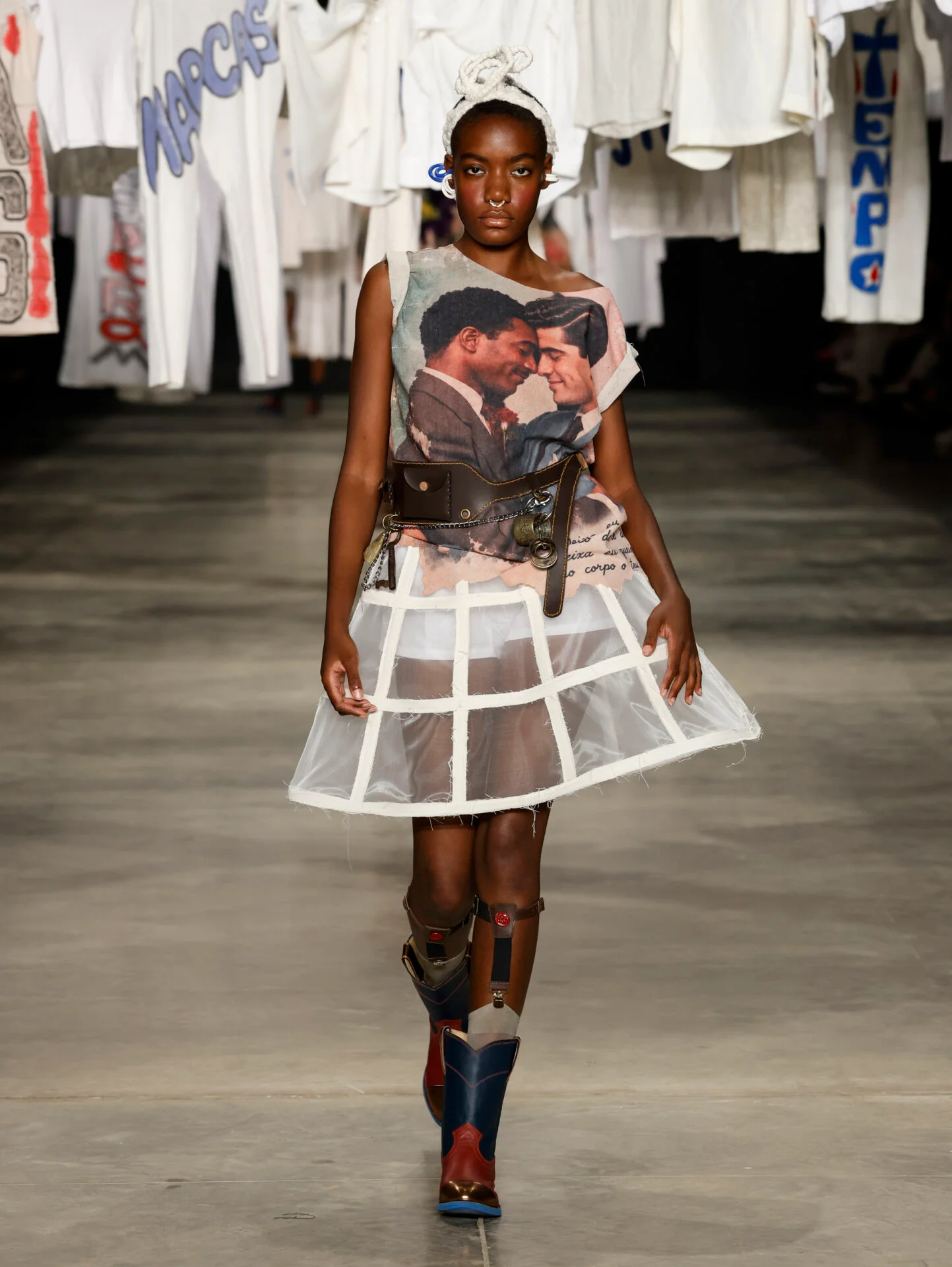 Look com saia estruturada vazada, Cartas de Algodão, SPFW N61