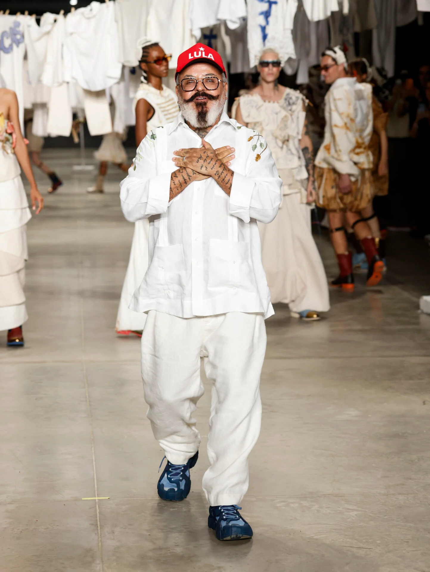 Ronaldo Fraga agradece ao público no final do desfile Cartas de Algodão, SPFW N61