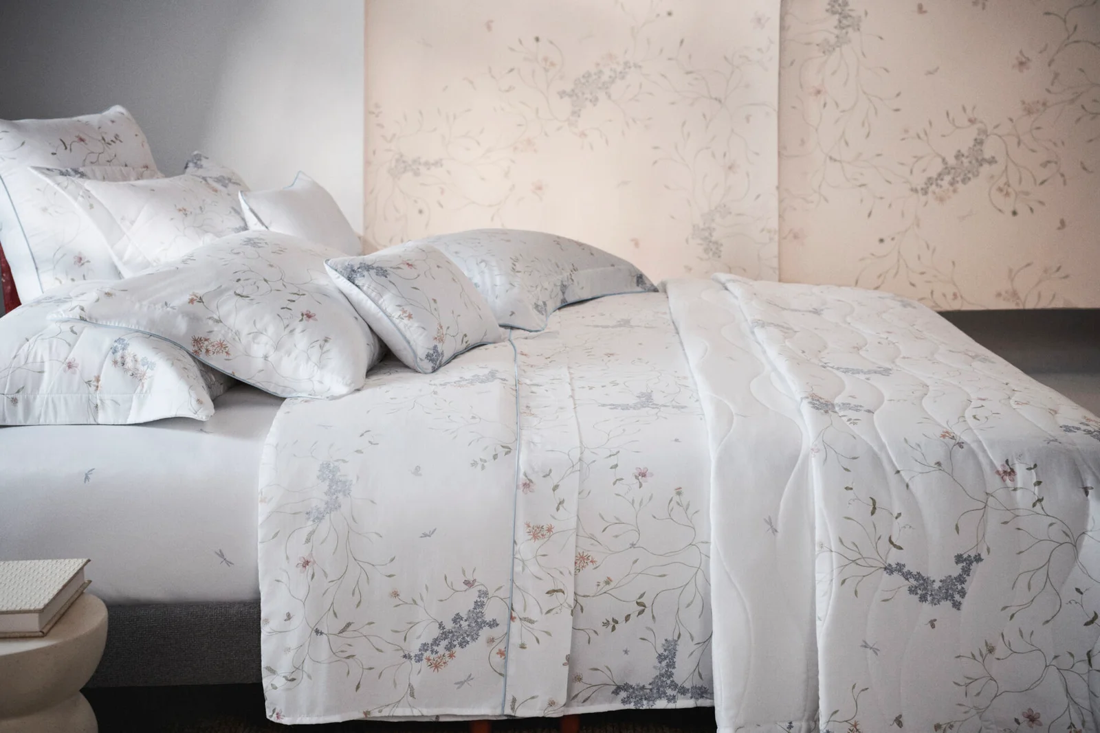Cama posta com estampa floral da coleção Trussardi per Anna Carolina Bassi