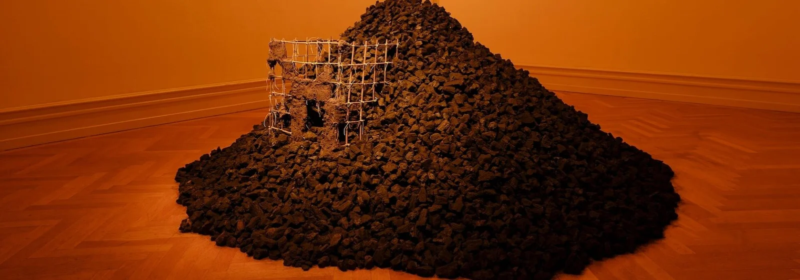 Instalação de Jota Mombaça, compost (continuum), na Kunsthalle Bern