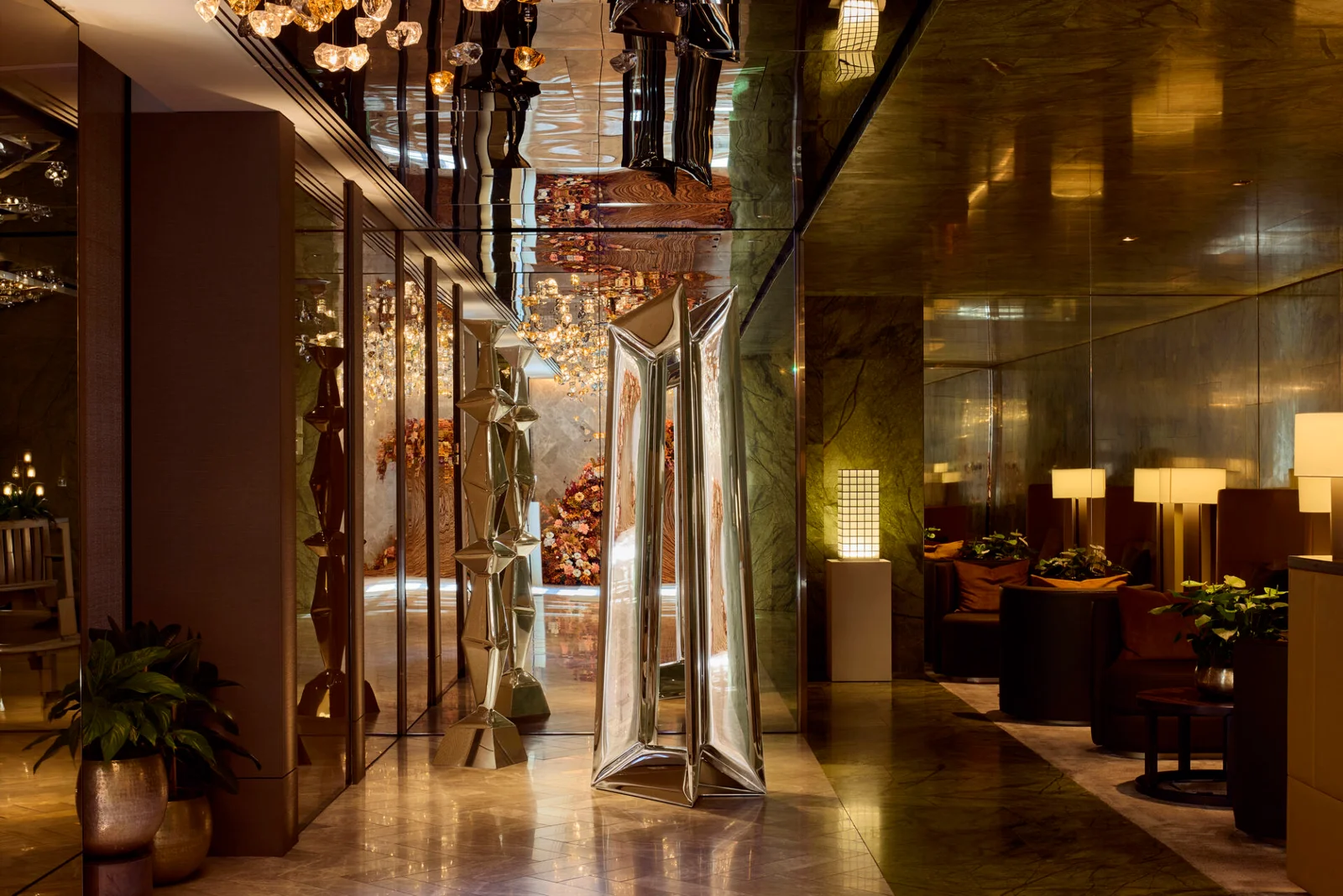 Escultura espelhada da exposição Reflections no lobby do Mandarin Oriental Mayfair