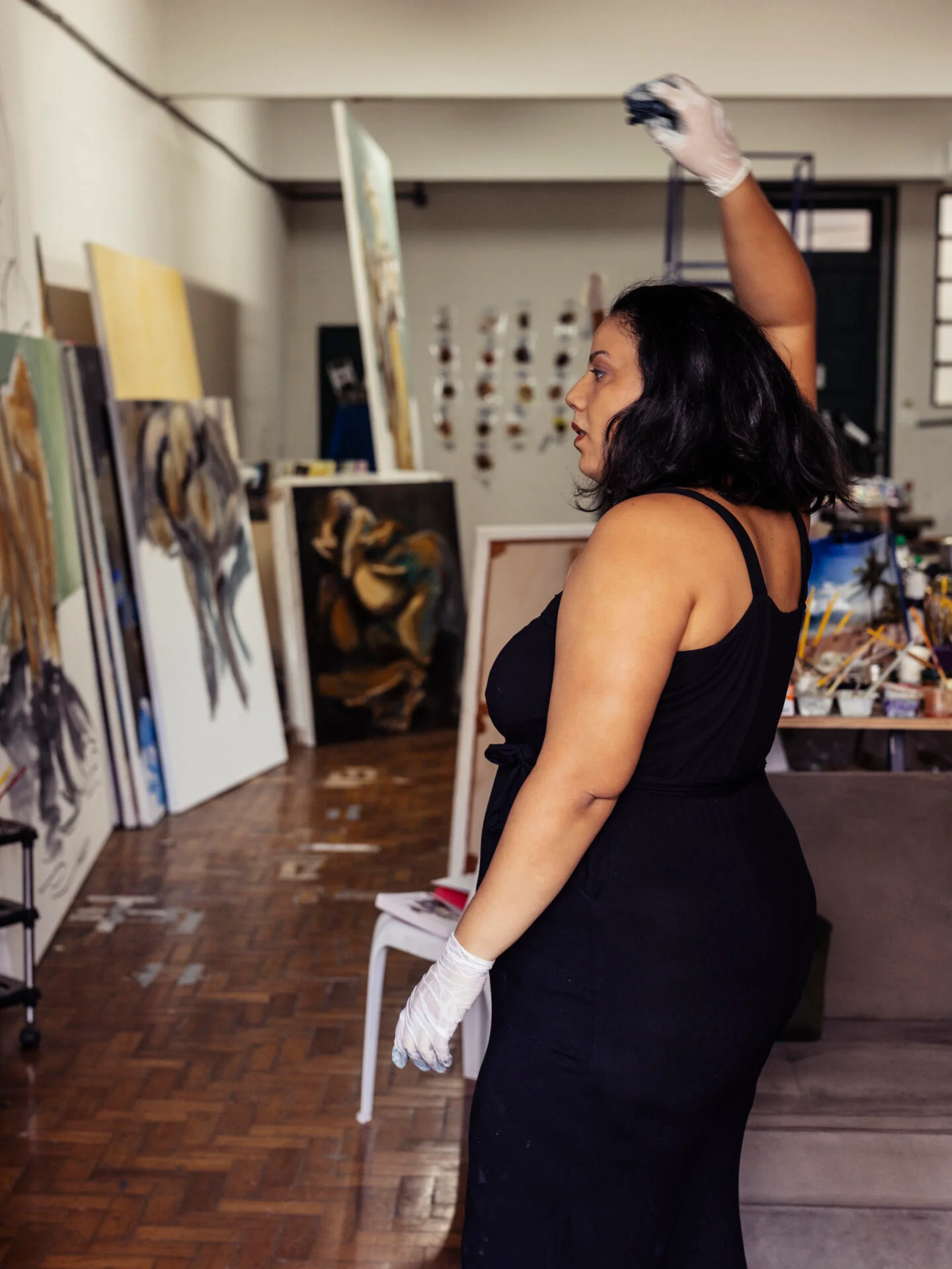 Retrato da pintora Márcia Falcão em seu ateliê