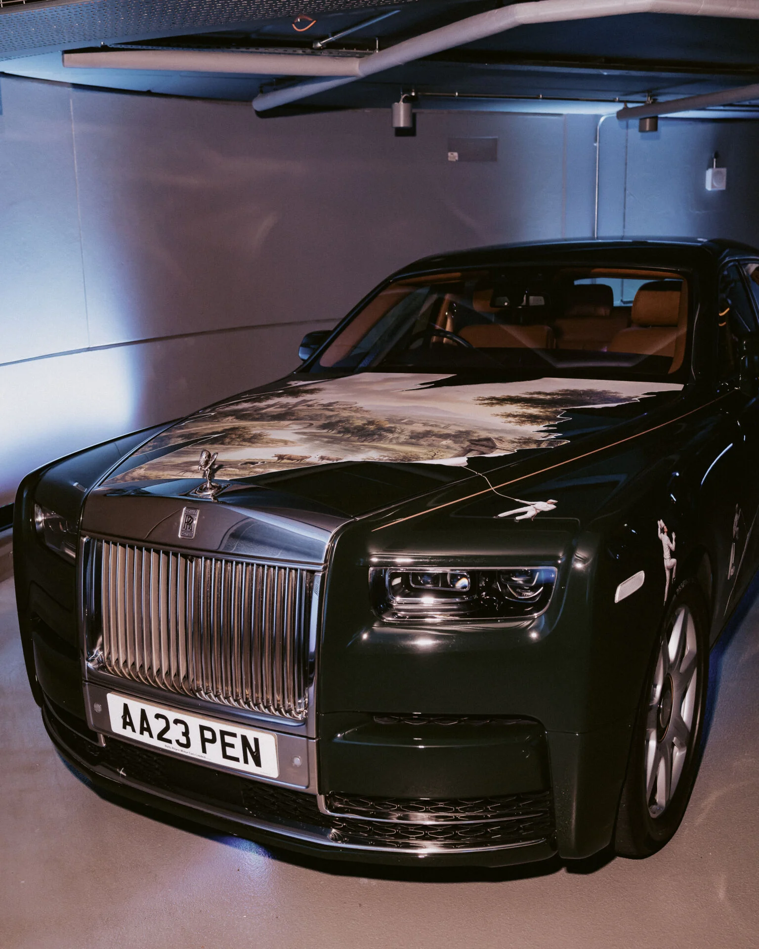 Rolls-Royce Phantom da frota da Peninsula London envelopado com a obra A World Within, de KOZO