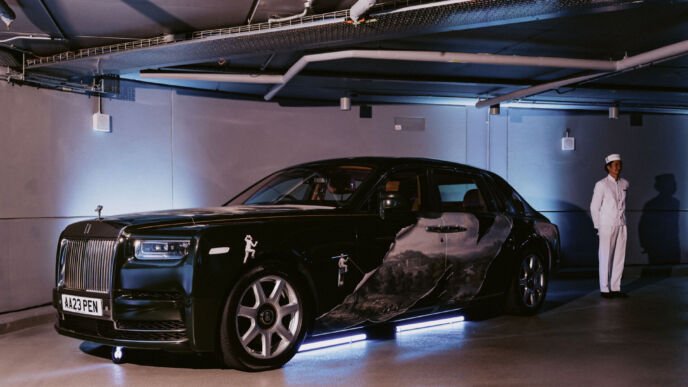 Rolls-Royce envelopado por KOZO na garagem da Peninsula London