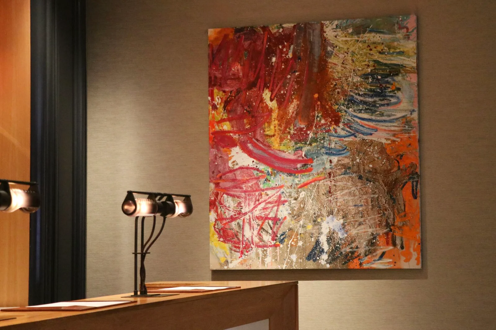 Pintura de Charlie Russell na exposição Groundwork do Rosewood London