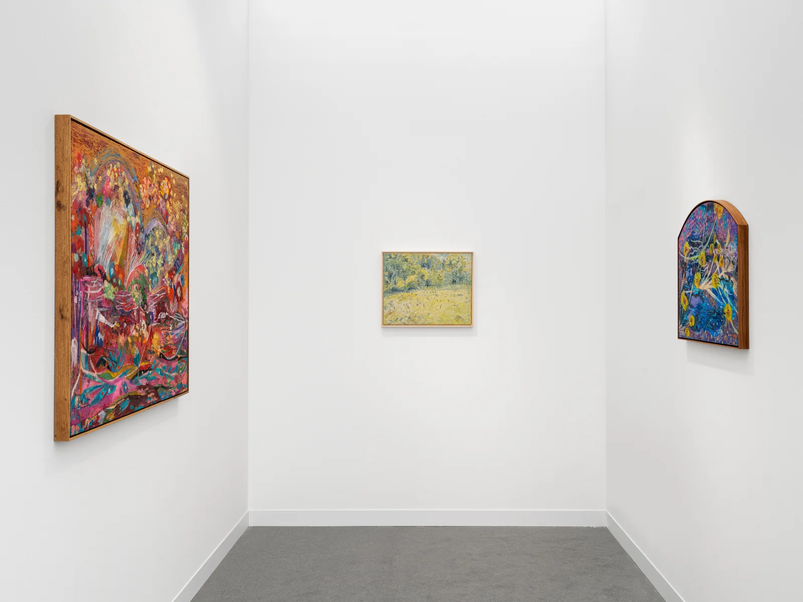Estande A4 da Simões de Assis na Frieze London 2026, com obras de Thalita Hamaoui e Miguel Bakun
