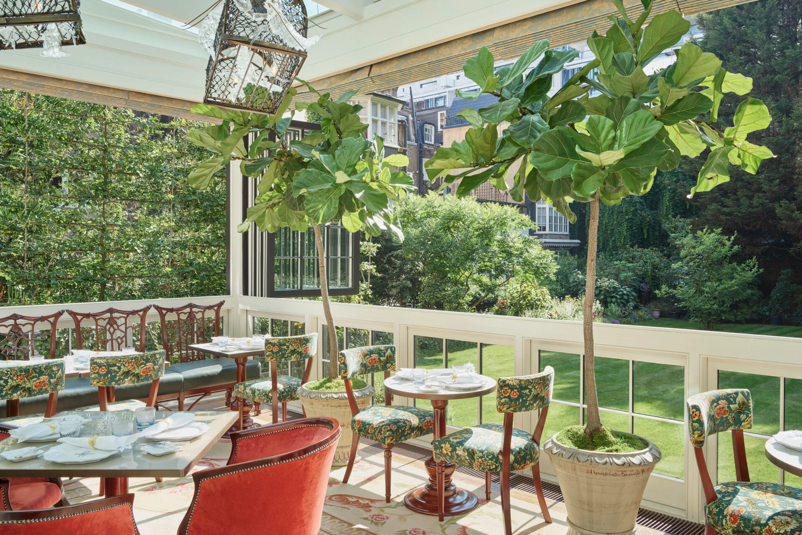 Terraço do hotel The Goring sobre os jardins, em Belgravia