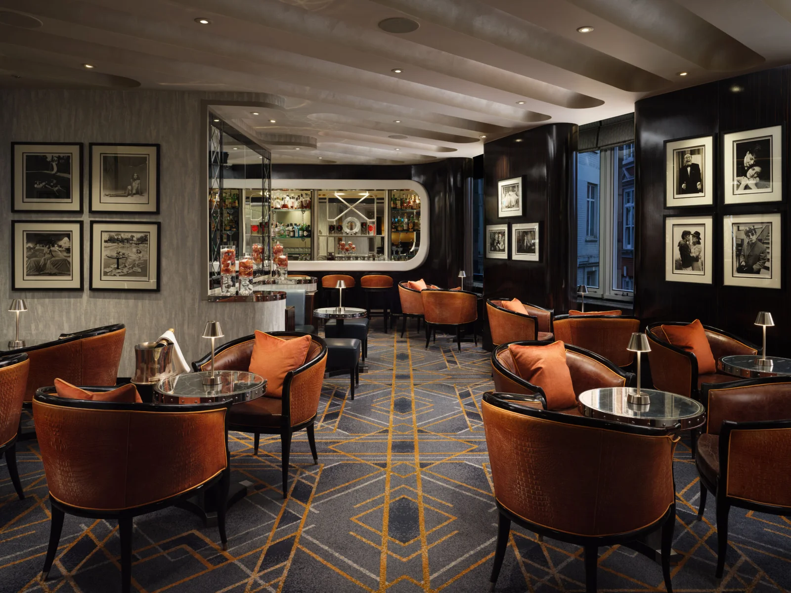Interior do American Bar do hotel The Savoy, em Londres