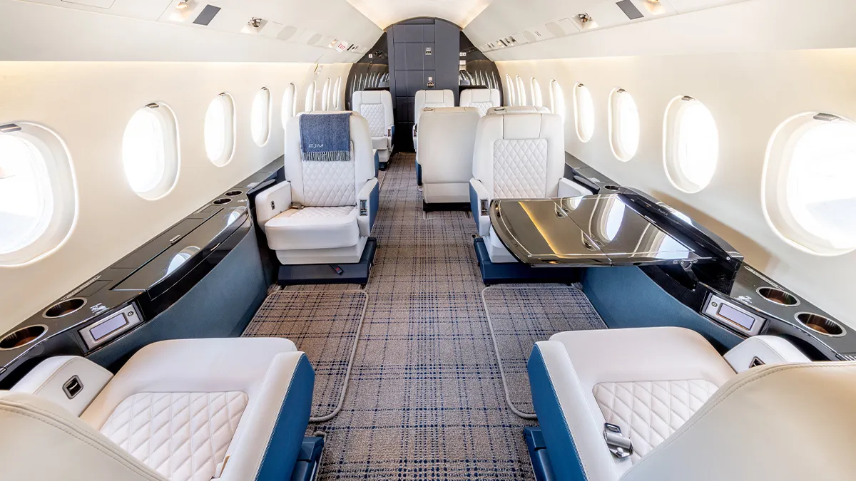 Interior de cabine ampla de jato executivo da Executive Jet Management
