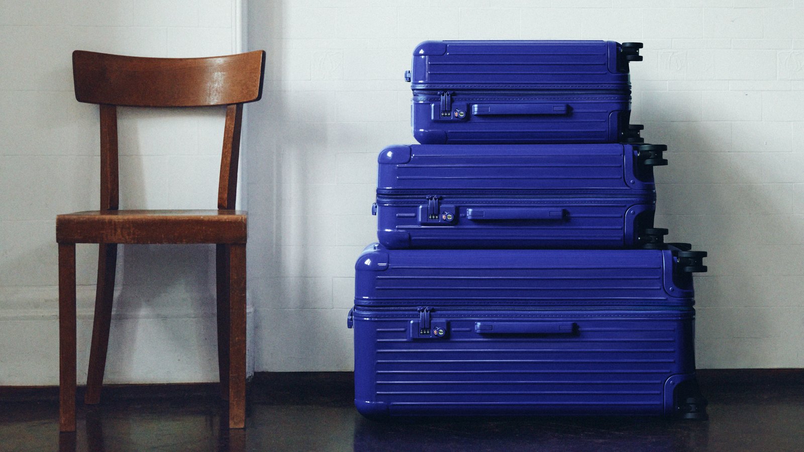 Detalhe das malas Rimowa nas cores Umber e Ultramarine
