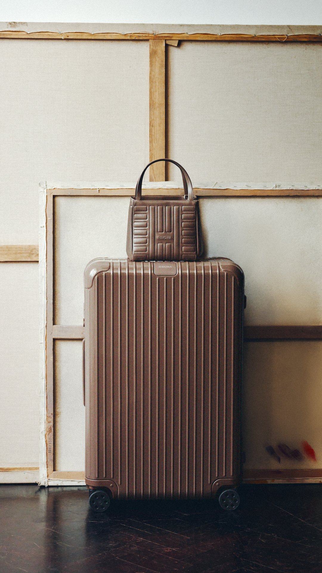 Campanha Rimowa com Joe Alwyn e as novas cores
