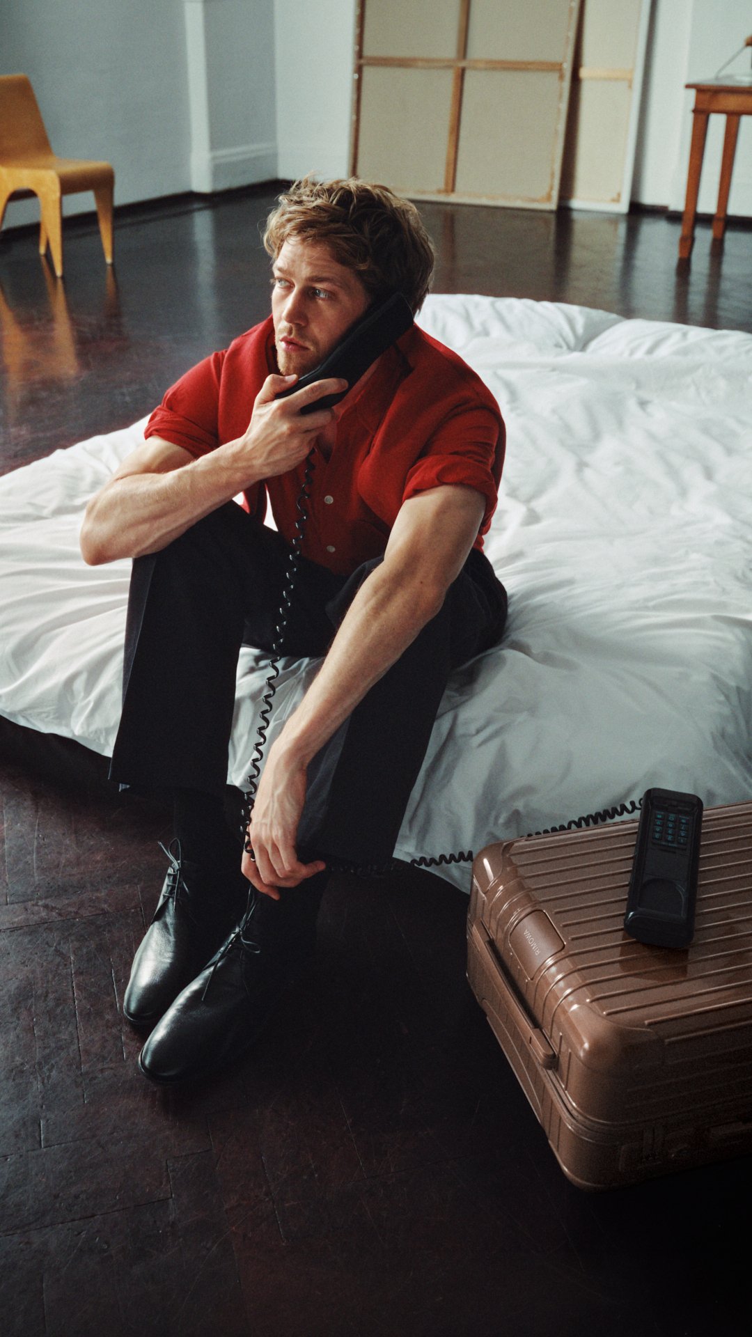 Joe Alwyn em cena do filme da campanha Rimowa