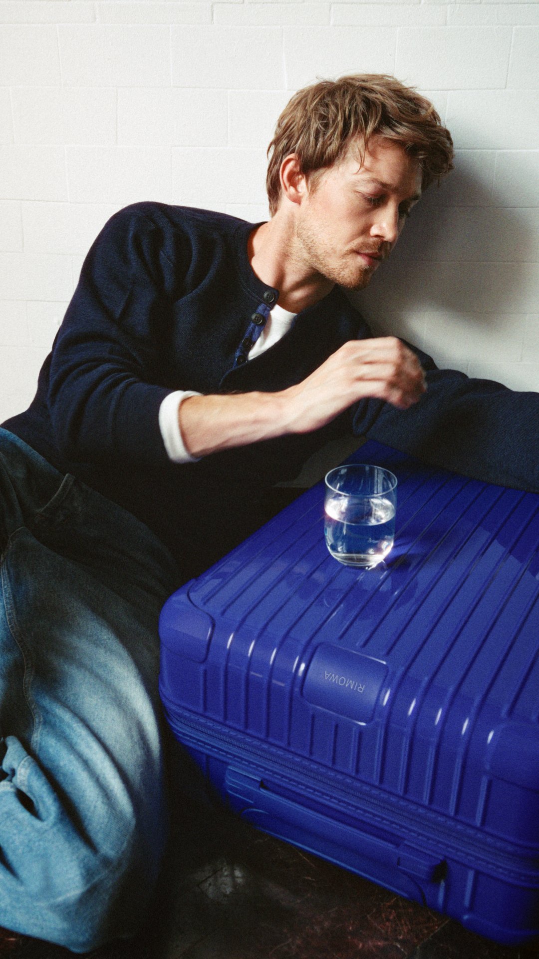 Cena final da campanha Rimowa com Joe Alwyn