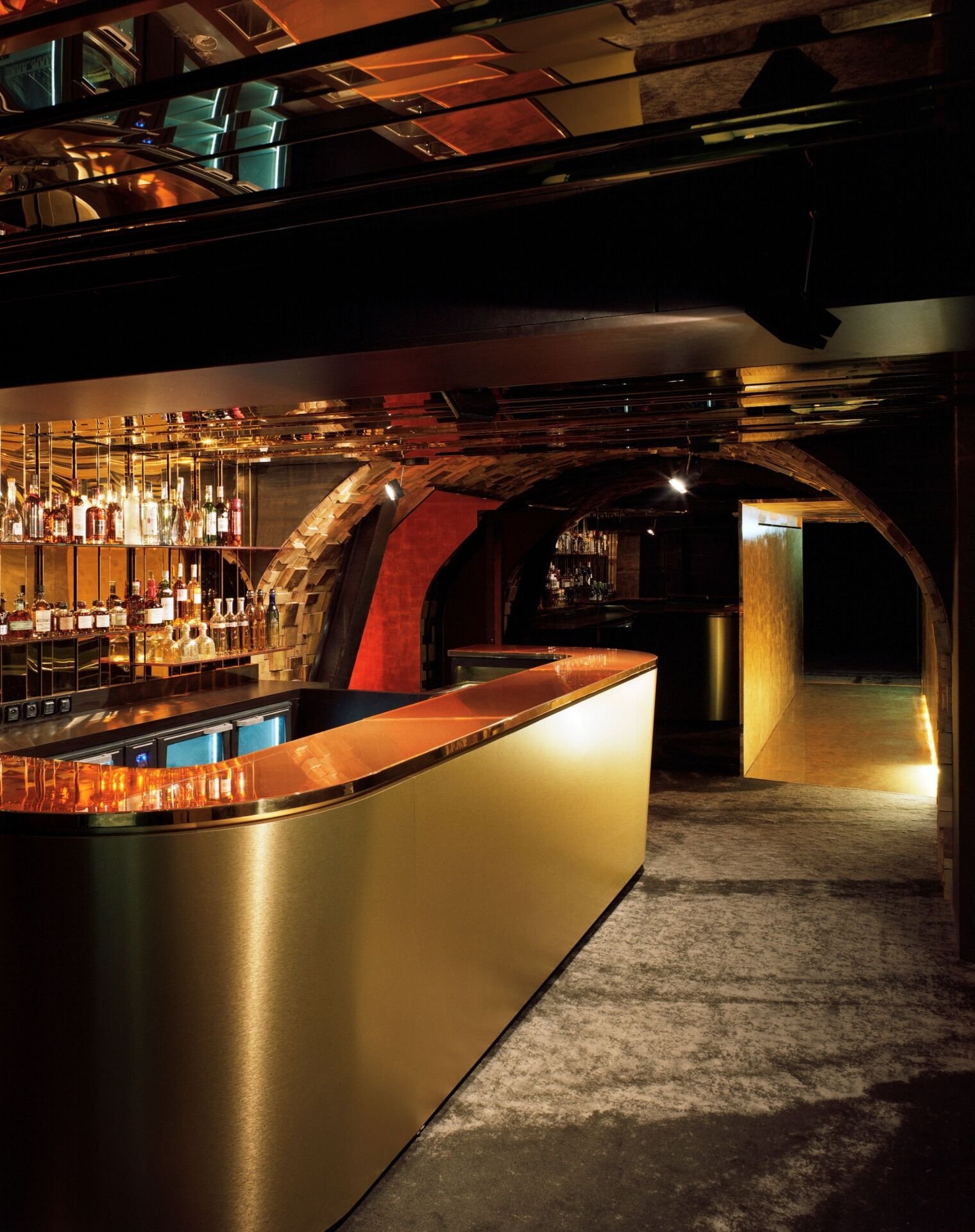 Interior do clube Silencio em Paris com iluminação ambiente