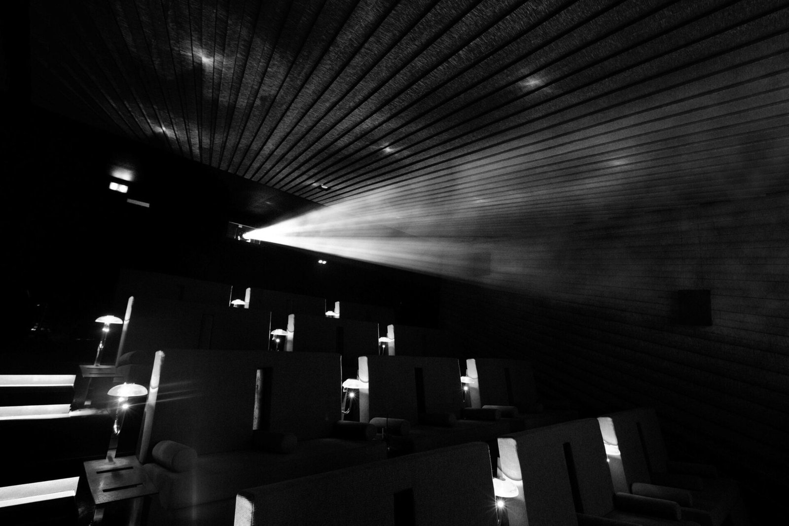Área lounge do Silencio Paris com público reunido