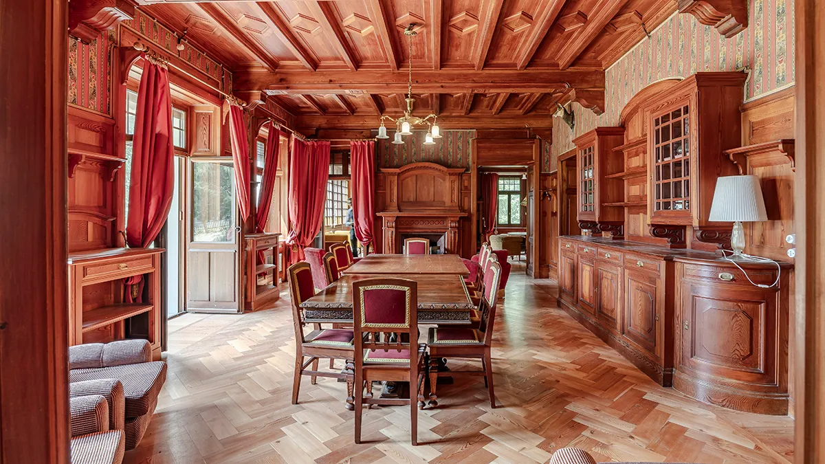 Sala de estar principal da Villa Laubenò com teto em caixotões e lareira