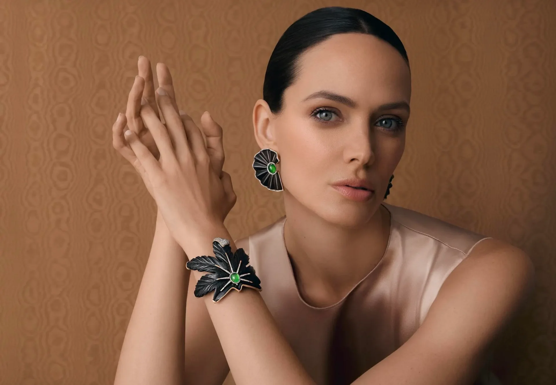 Bracelete e brincos Sacred Leaf em ouro amarelo 18k com jadeíta verde