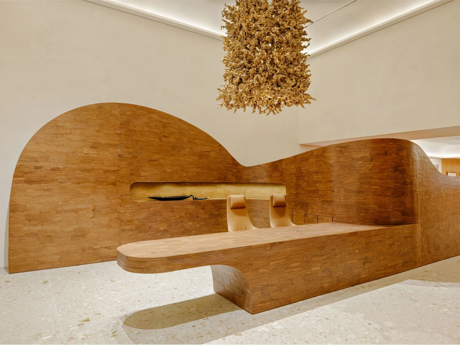 Recepção do lounge com revestimento em madeira e iluminação dourada