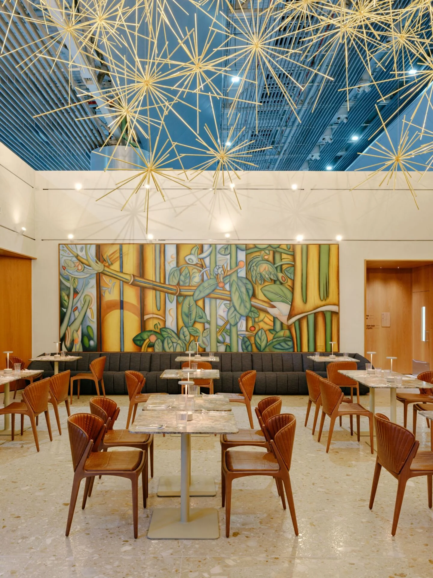 Instalação Cosmos em alumínio suspensa no restaurante