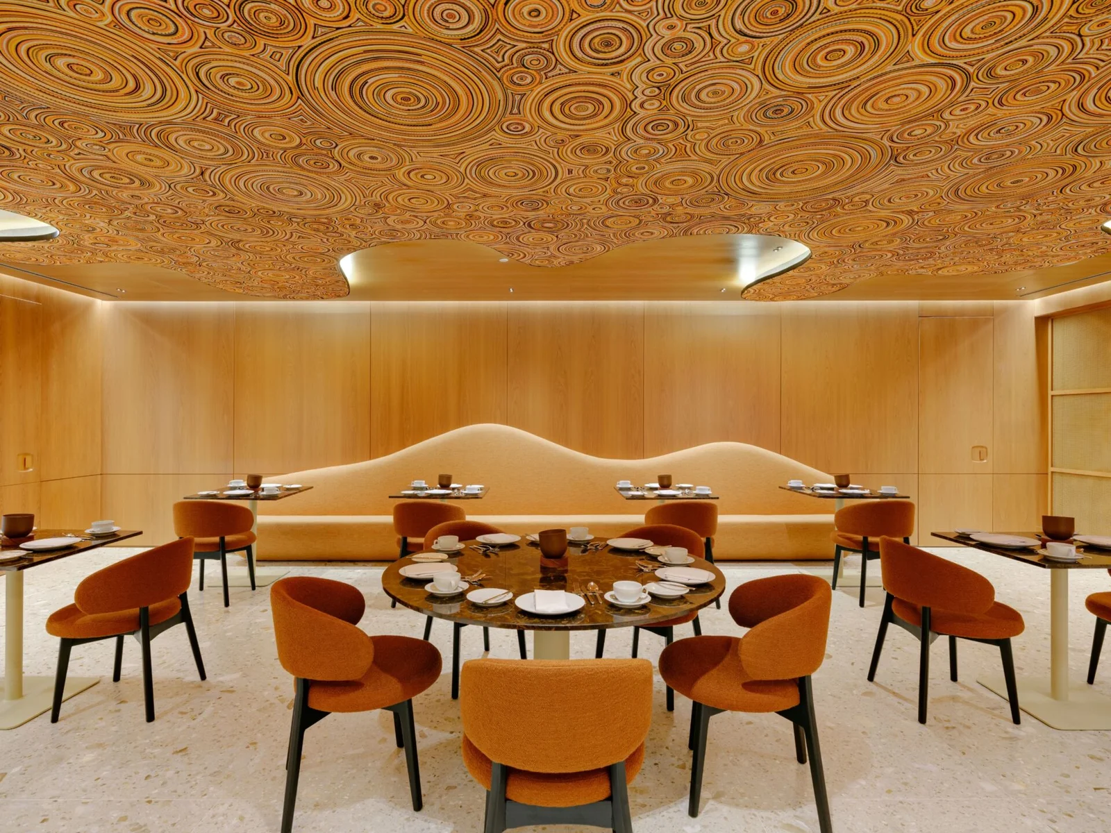 Sala do Itaú Private Bank com instalação em espiral colorida
